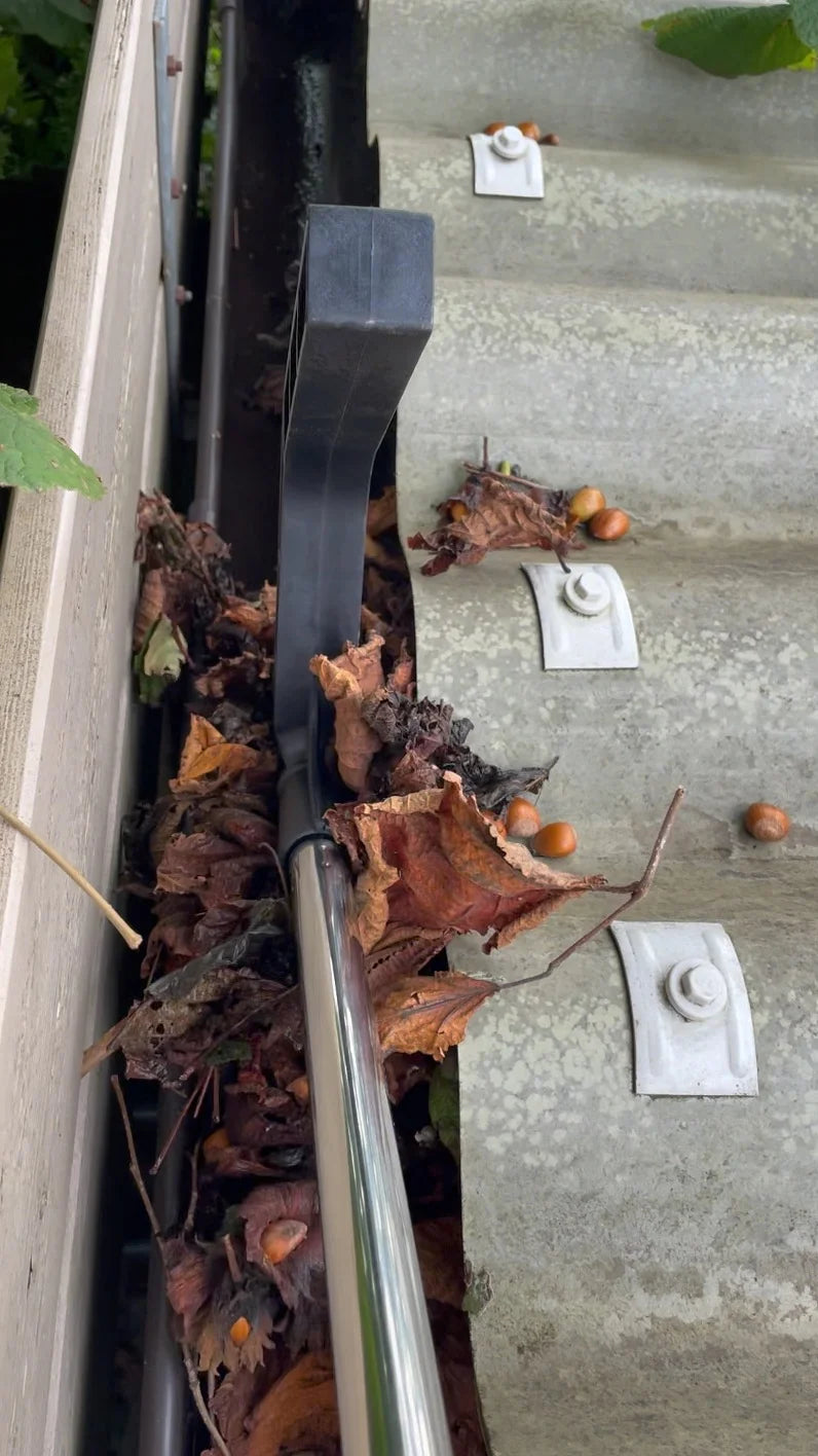 Dachrinnenreiniger/Dachrinnenhaken zum Kehren von Laub und Moos/Ästen zu Ihnen hin.